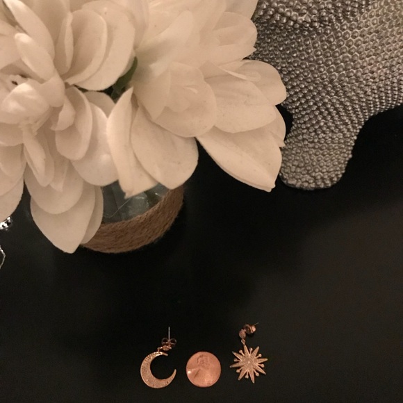 Amrita Singh Rose Gold Earrings - Picture 4 of 4